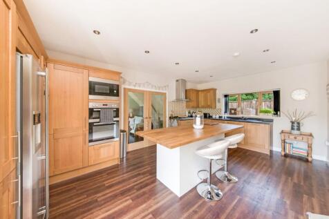 OPEN-PLAN DINING KITCHEN AND FAMILY ROOM