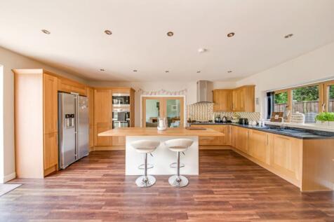 OPEN-PLAN DINING KITCHEN AND FAMILY ROOM