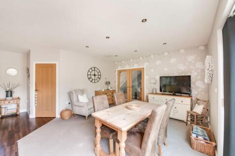 OPEN-PLAN DINING KITCHEN AND FAMILY ROOM