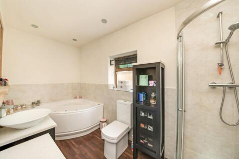 GROUND FLOOR EN-SUITE BATHROOM