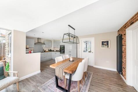 OPEN-PLAN DINING KITCHEN