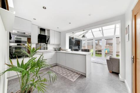 OPEN-PLAN BREAKFAST KITCHEN AND FAMILY ROOM