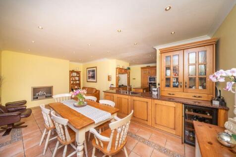 Kitchen/ dining family space