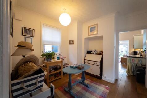 Sung/Play Room: