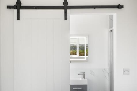 Sliding door to en-suite