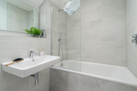 12 Luxurious family bathroom.jpg