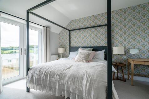 13. Master bedroom with private en-suite.jpg