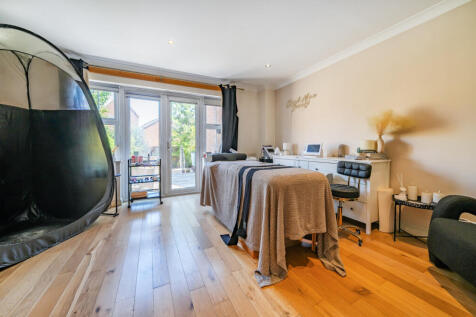 1336790-1-6899fee...