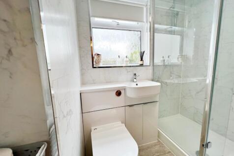 Shower Room pic 2.jpg