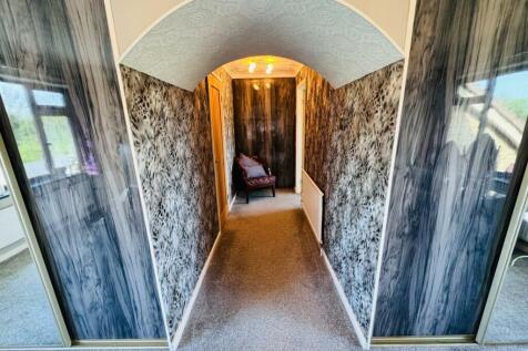 ARCH INTO EN-SUITE &amp; SAUNA