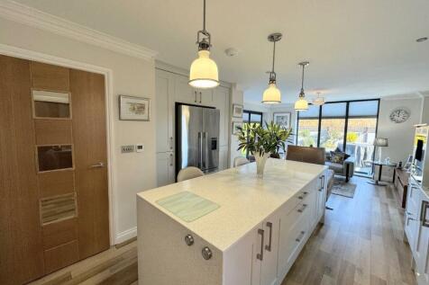KITCHEN DINING AREA