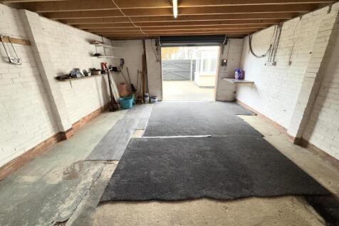 DETACHED DOUBLE GARAGE