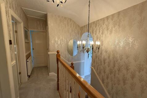 Upstairs Hallway 1.jpeg