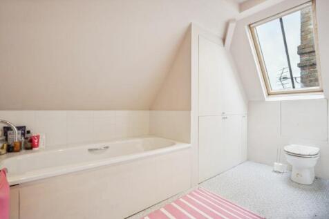 Second floor bath/shower room