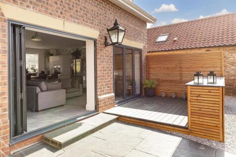 015 - 54 Westgate Bifolds into Eating Area (Use Th