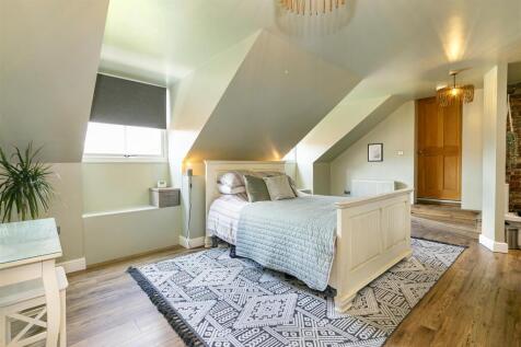 026 - 54 Westgate - Bedroom Master.jpg