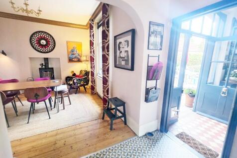 With Door to Utility