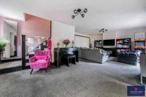 Entrance &amp; Sitting