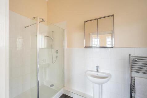 front bed ensuite.jpg