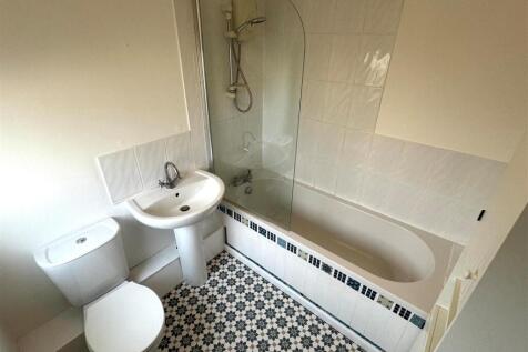 3 Leader Road Bathroom