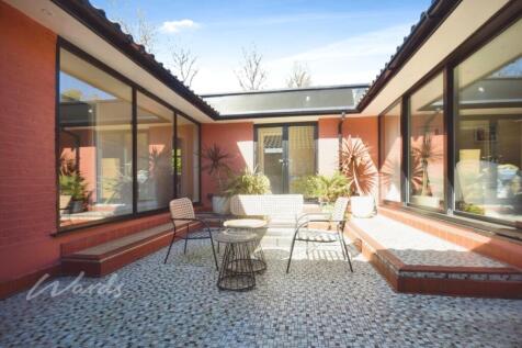 Ocean courtyard use