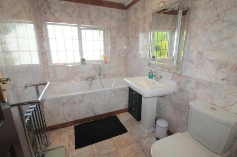 St Annes Road East, 202, bathroom.JPG