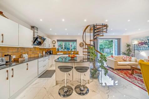 Open plan kitchen/dinning/living