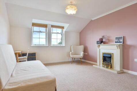 Beautiful, spacious Lounge