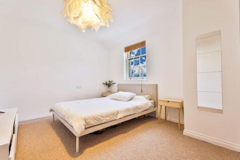 Primary bedroom with quiet aspect