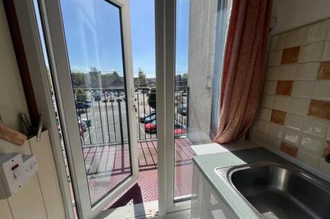 ACCESS TO BALCONY