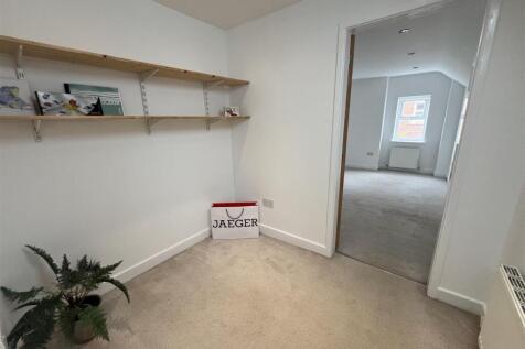 LANDING/DRESSING ROOM