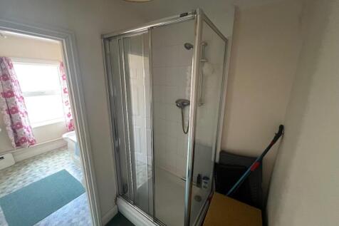 Shower Cubicle/Landing