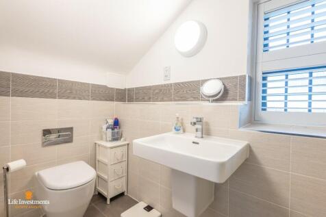 Bed One En Suite