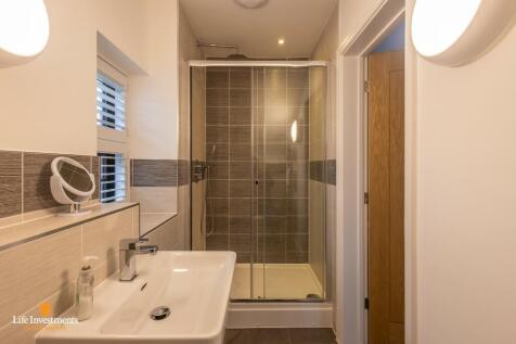 Bed One En Suite