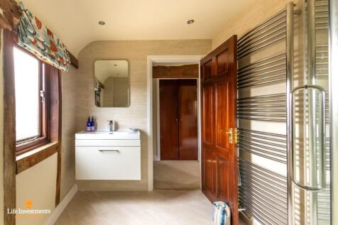 Bed One En Suite