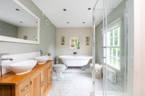 Bedroom One En-suite.jpg