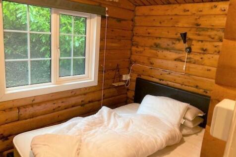 Bedroom 1.jpg