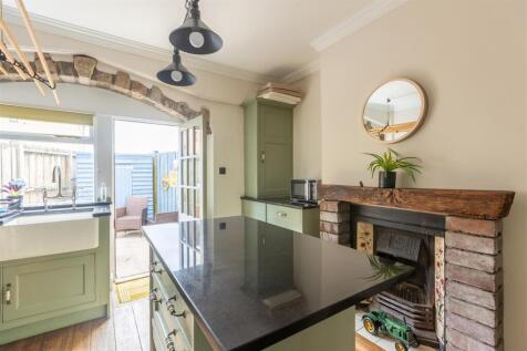 Potter Hill 33A Kitchen-2.jpg