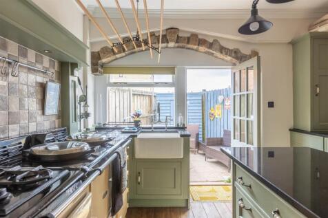 Potter Hill 33A Kitchen-3.jpg