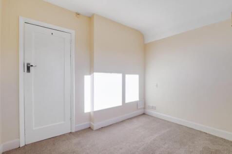 11-4952JHPropWorld - 142 Moremead Road - 4.jpg