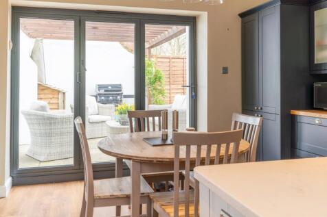 Bi Fold Onto Garden