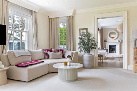 Main Bed Lounge Area