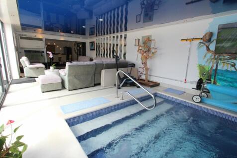 Lifestyle Room with Pool