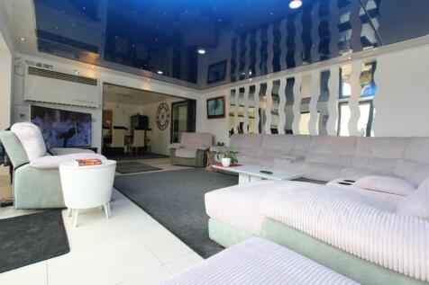 Lifestyle Room with Pool