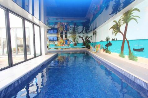 Lifestyle Room with Pool