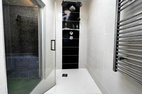 Shower Room Off Pool