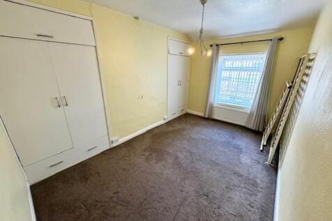 Bedroom 1.jpg