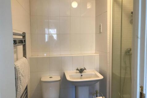 10 Wiltshire Crescent En suite.jpg