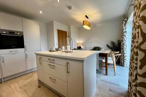 Kitchen dining 1.JPG