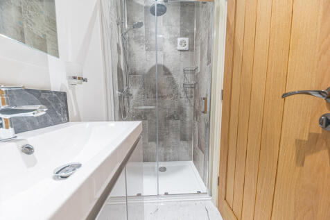 En-suite shower r...